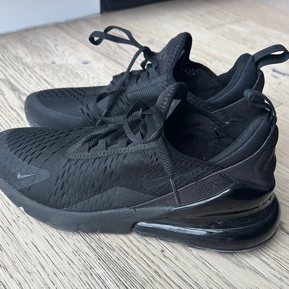 Nike Air Max Black Athletic Shoes with Modern Design